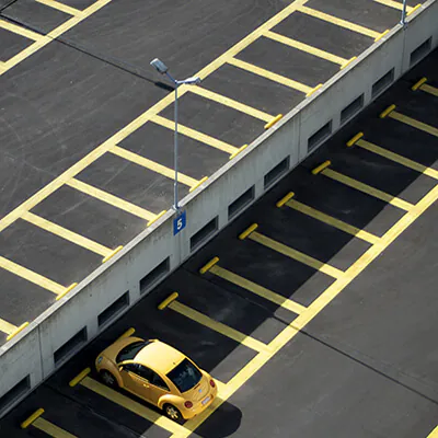 lampioni in un parcheggio